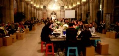 Stadtentwicklung ist PUBLIK. Das Kultur- und Kommunikationsprogramm von aspern Seestadt stellt Bürgerbeteiligung in der Stadtentwicklung zur Diskussion. Die grob gezimmerten Tische, die im Sommer das aspern Seestadt-Gelände möblieren, bildeten in der Volkshalle des Rathauses eine große Tafel mit rund 150 Gästen. (c) Susanna Lehrner